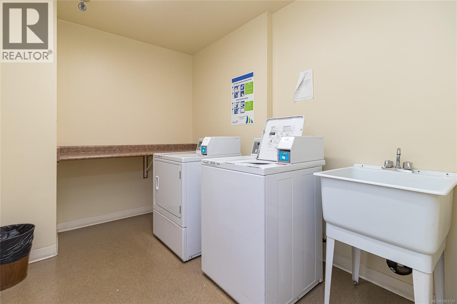 404 2757 Quadra St Property Photo 18