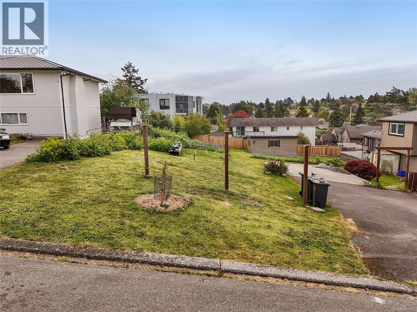 1079 Gosper Cres Property Photo 3