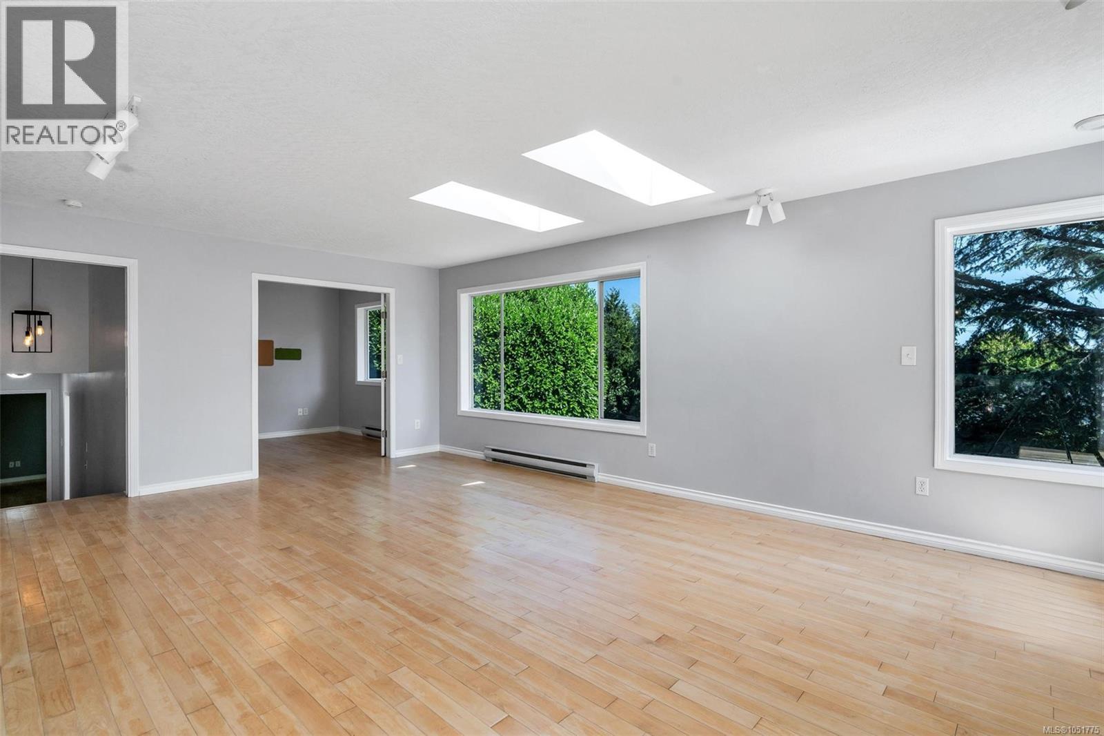 4833 Maplegrove St Property Photo 3