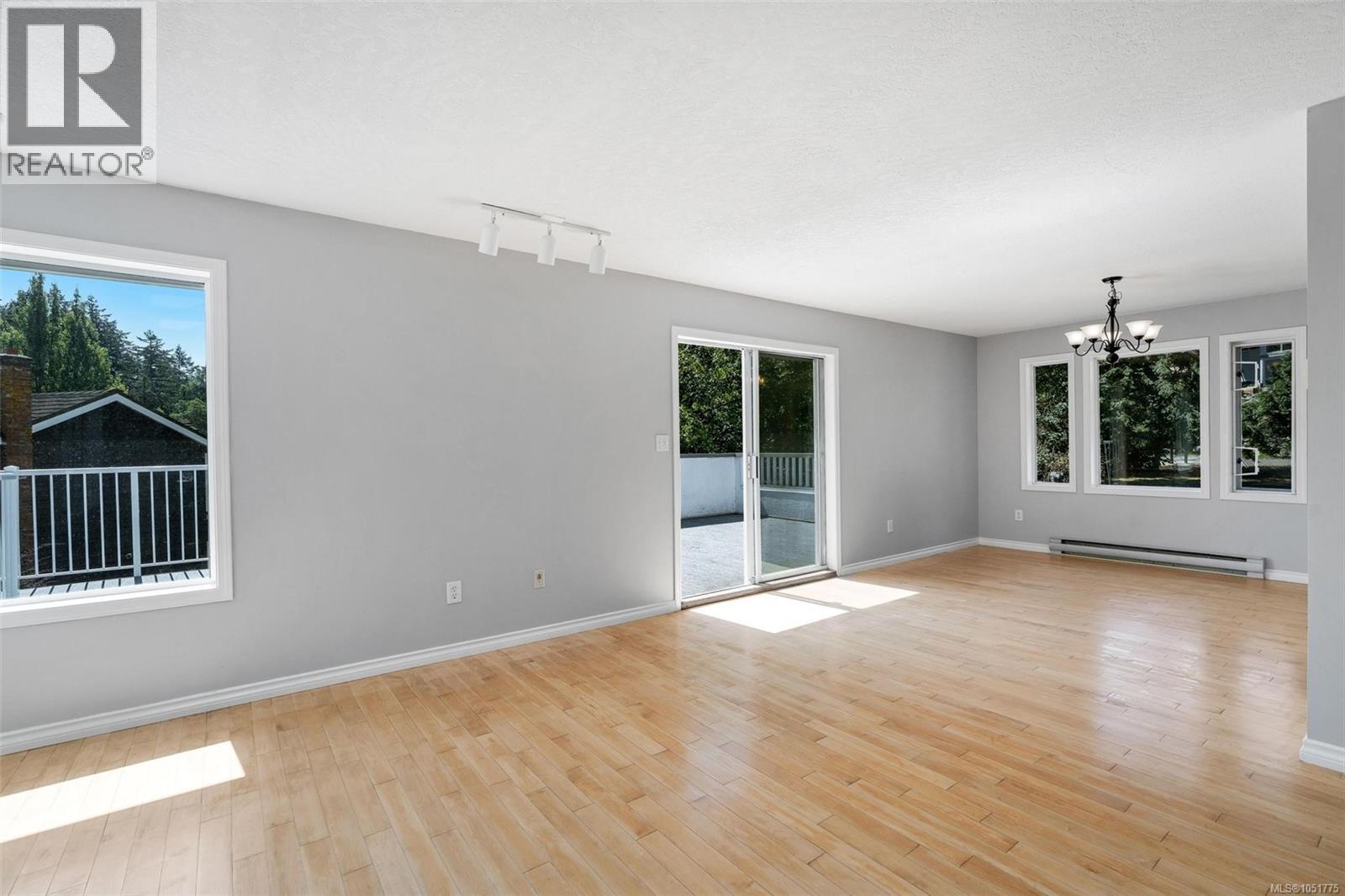 4833 Maplegrove St Property Photo 5
