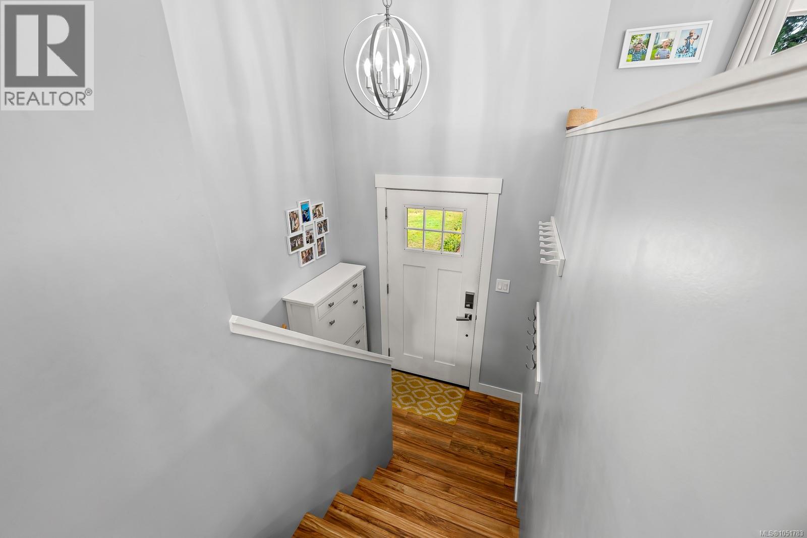 554 Cormorant St Property Photo 3