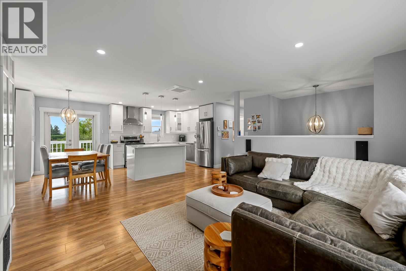 554 Cormorant St Property Photo 4