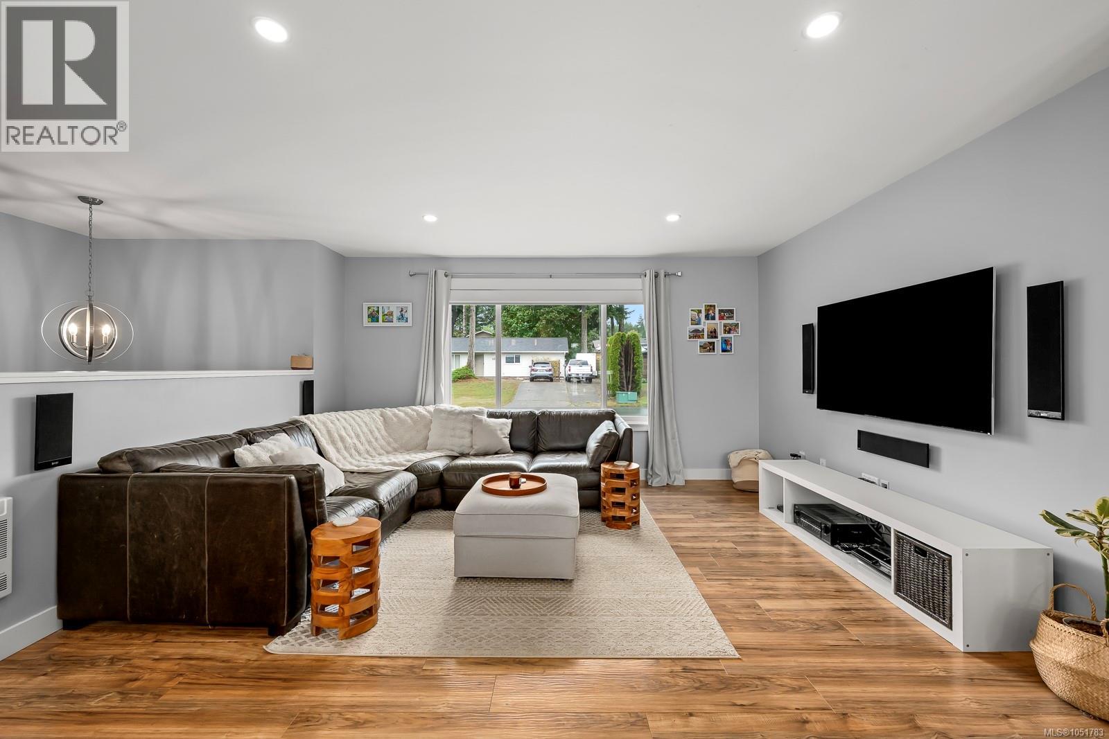 554 Cormorant St Property Photo 8