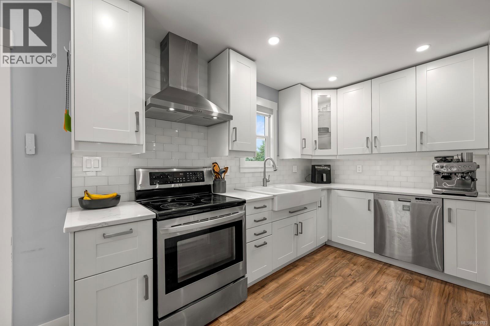 554 Cormorant St Property Photo 15
