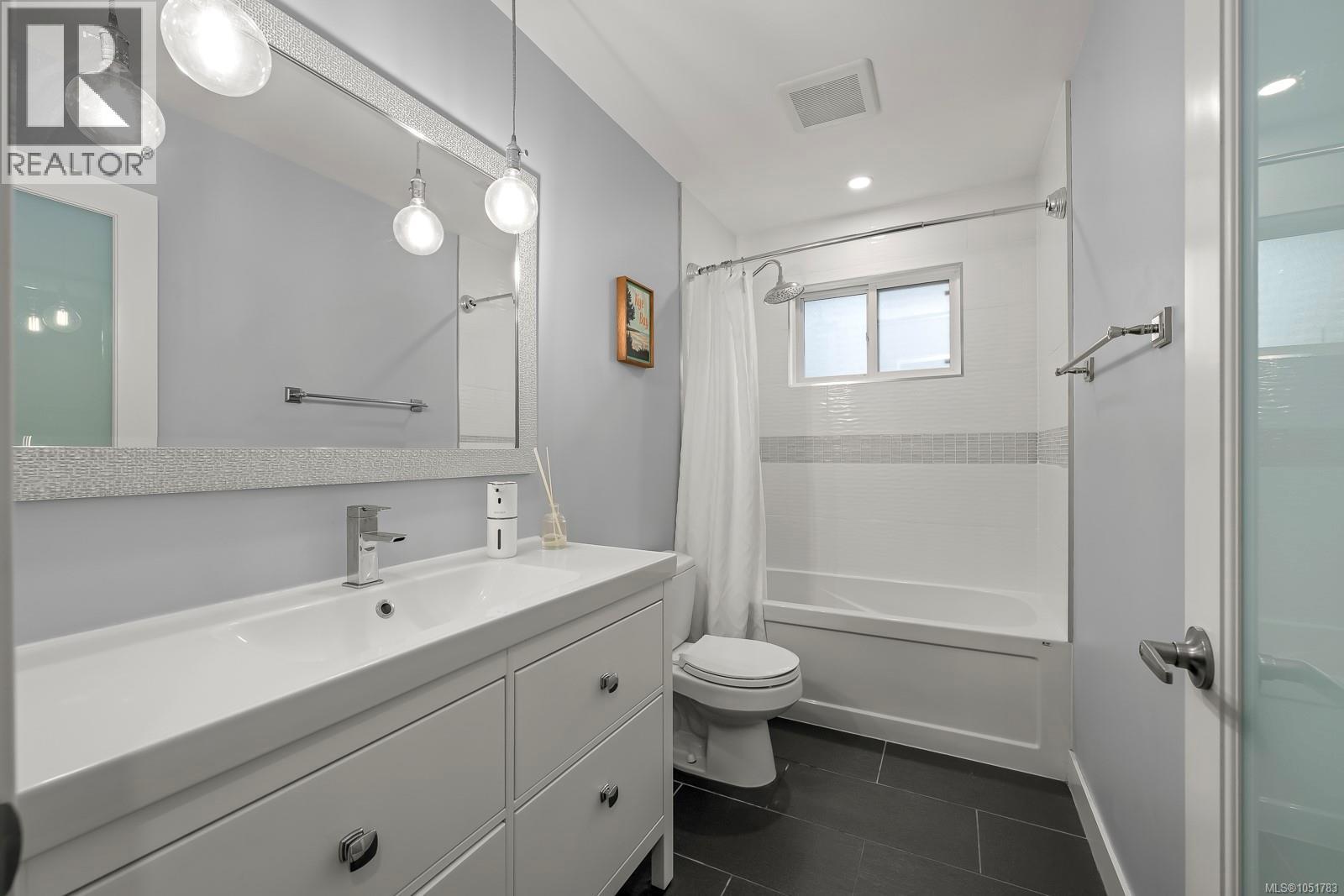 554 Cormorant St Property Photo 26