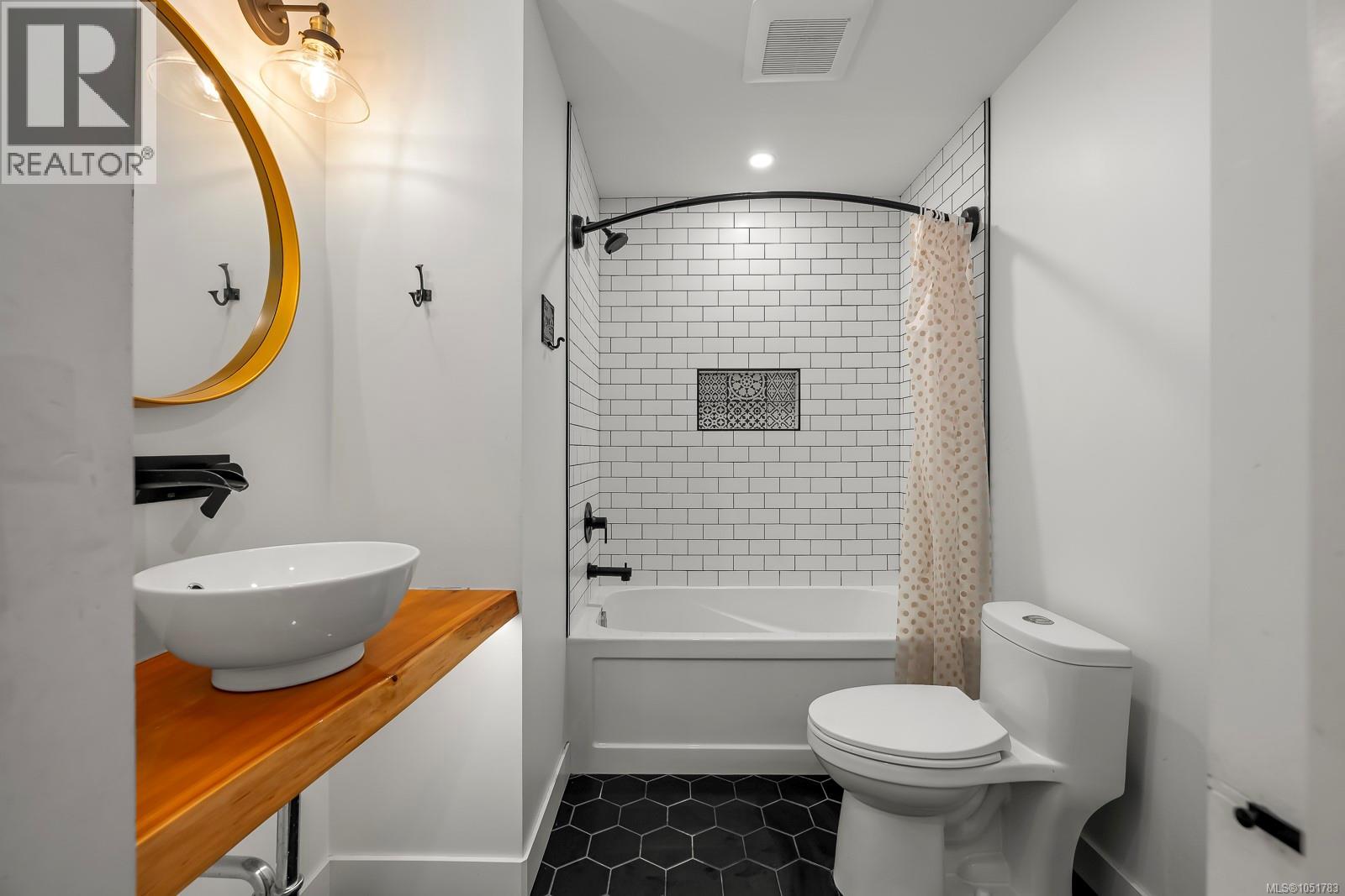 554 Cormorant St Property Photo 39
