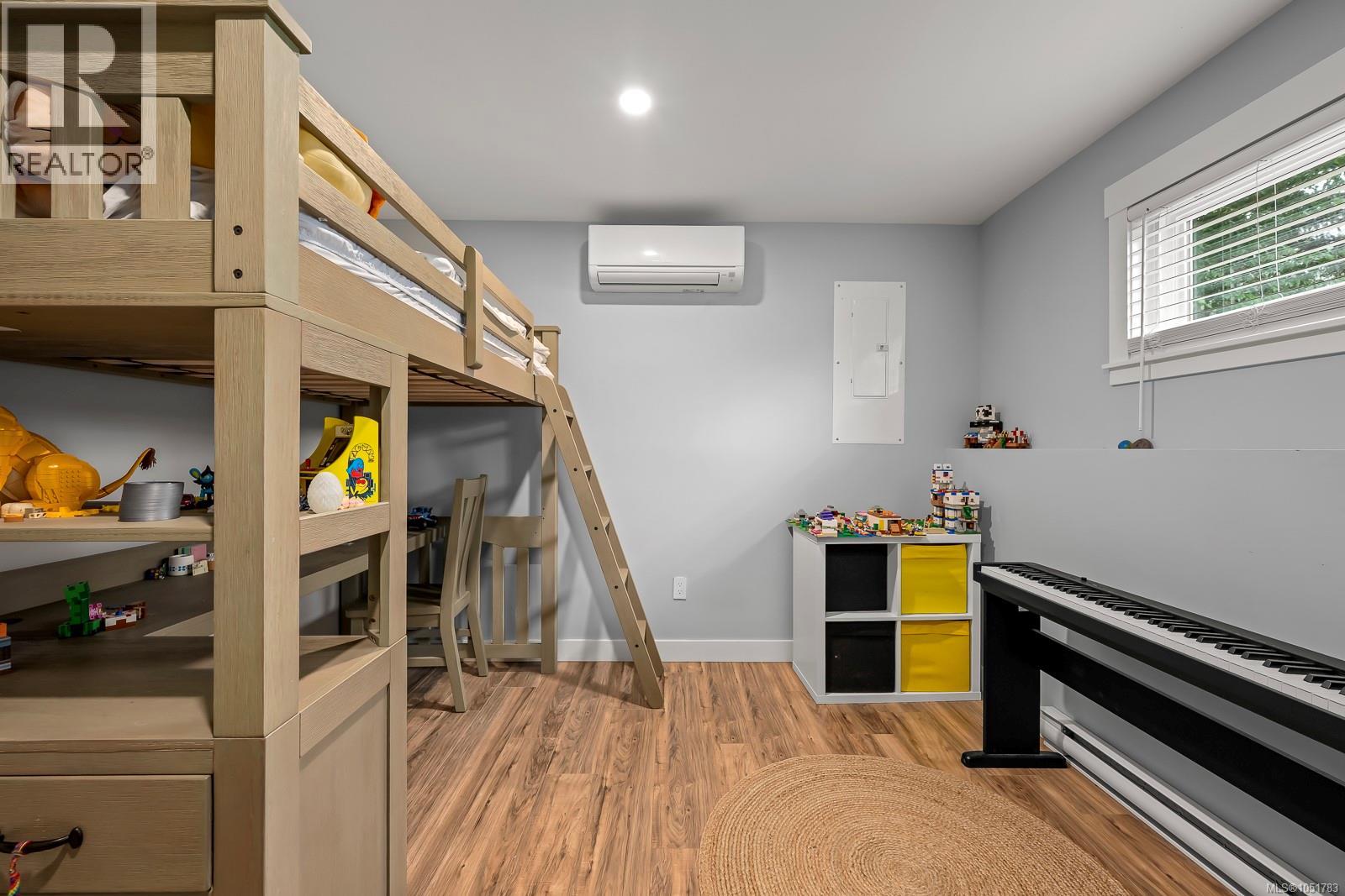 554 Cormorant St Property Photo 44