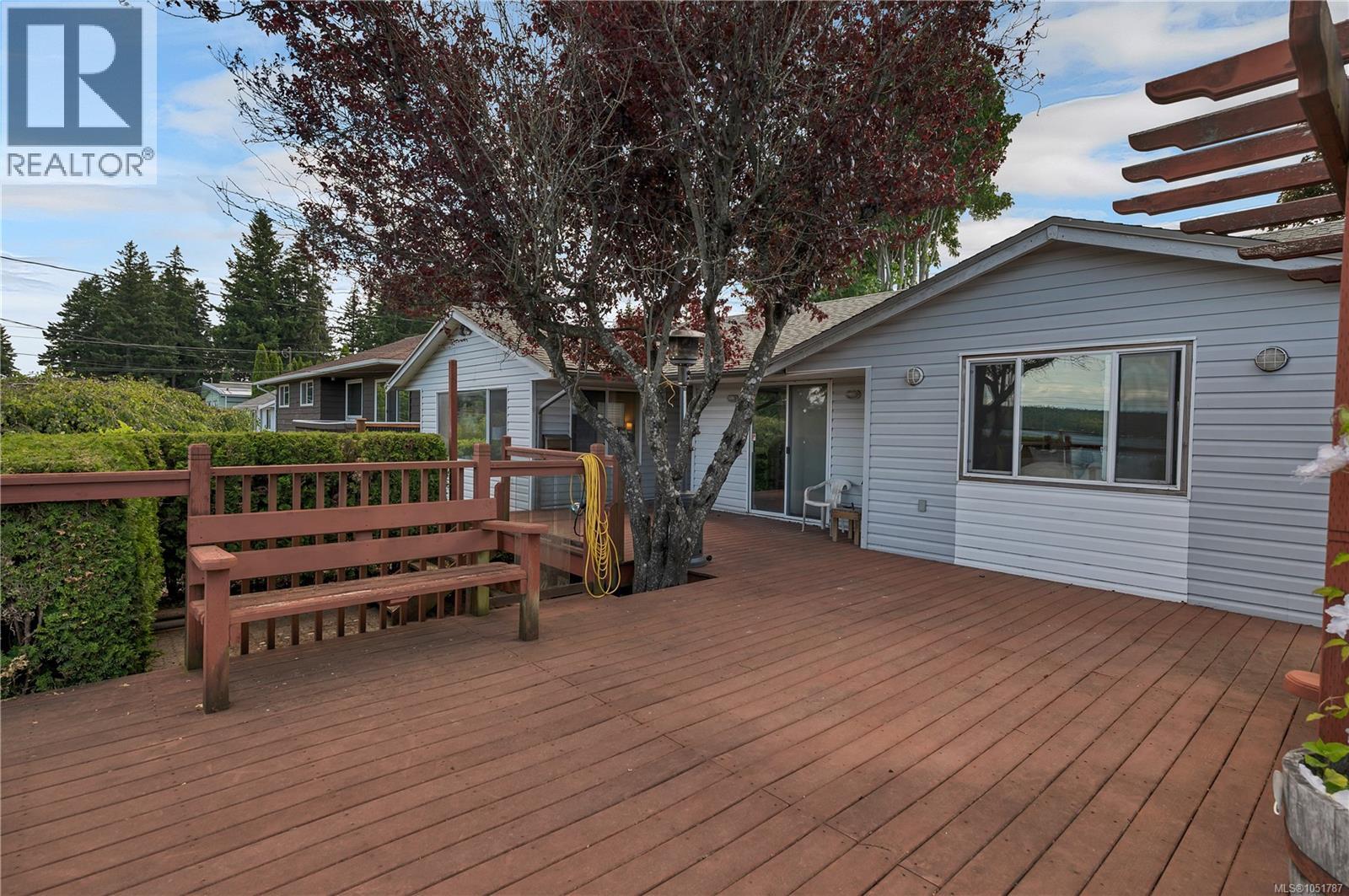 558 Alder St Property Photo 2