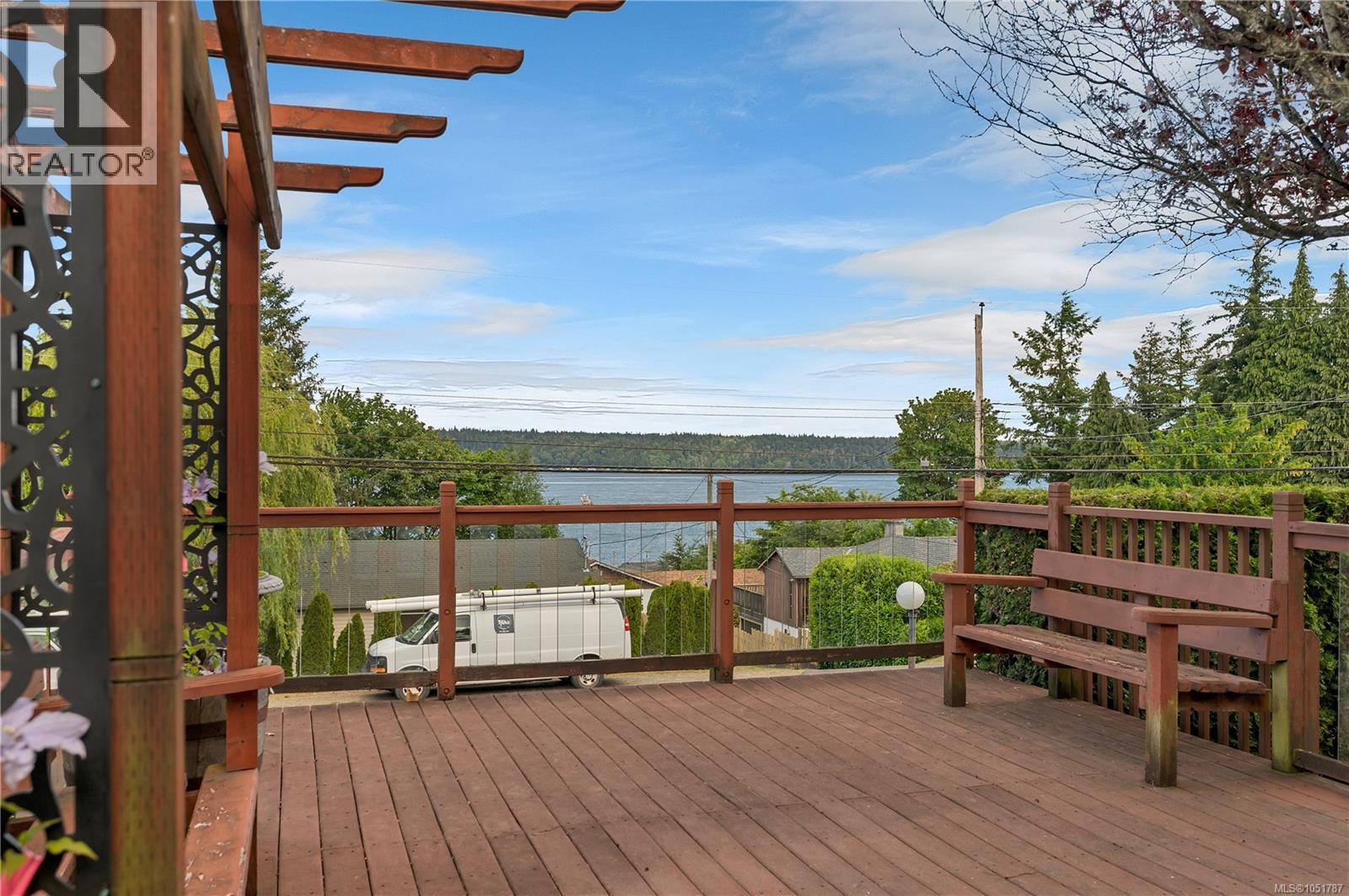 558 Alder St Property Photo 3