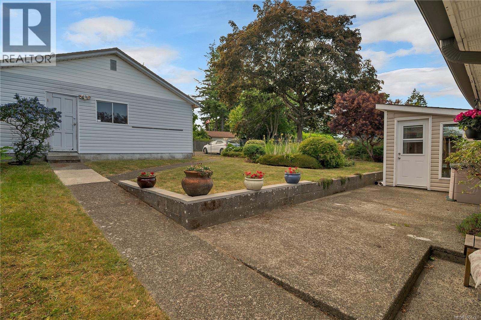558 Alder St Property Photo 4