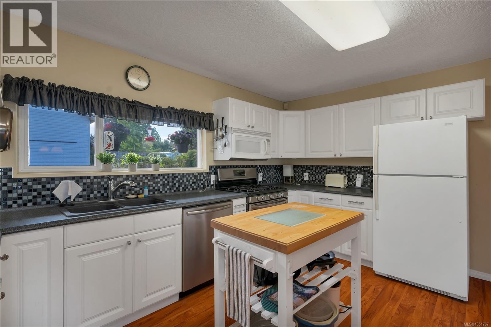 558 Alder St Property Photo 6