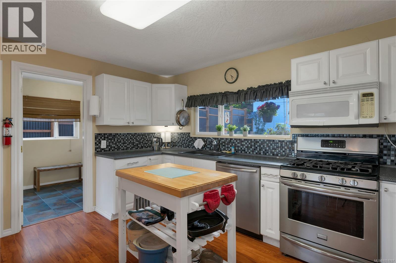 558 Alder St Property Photo 7