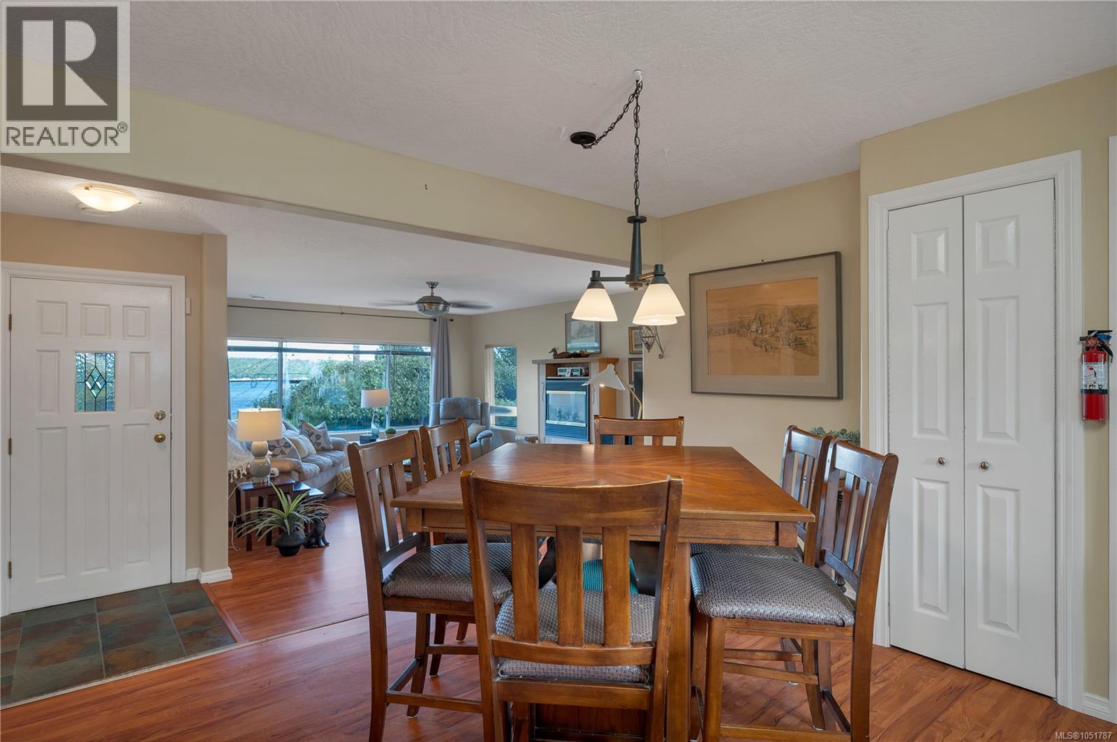 558 Alder St Property Photo 8
