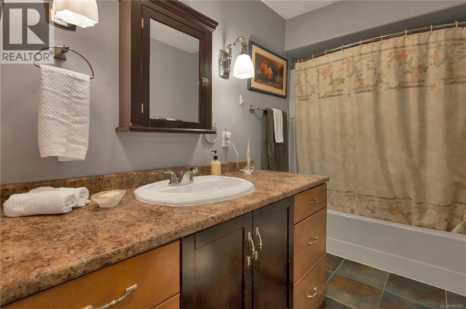 558 Alder St Property Photo 14