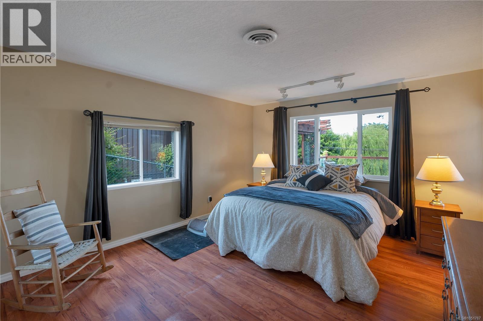 558 Alder St Property Photo 15