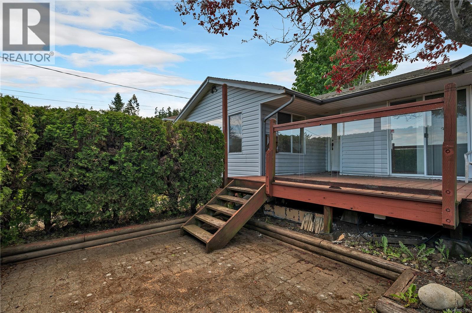 558 Alder St Property Photo 28