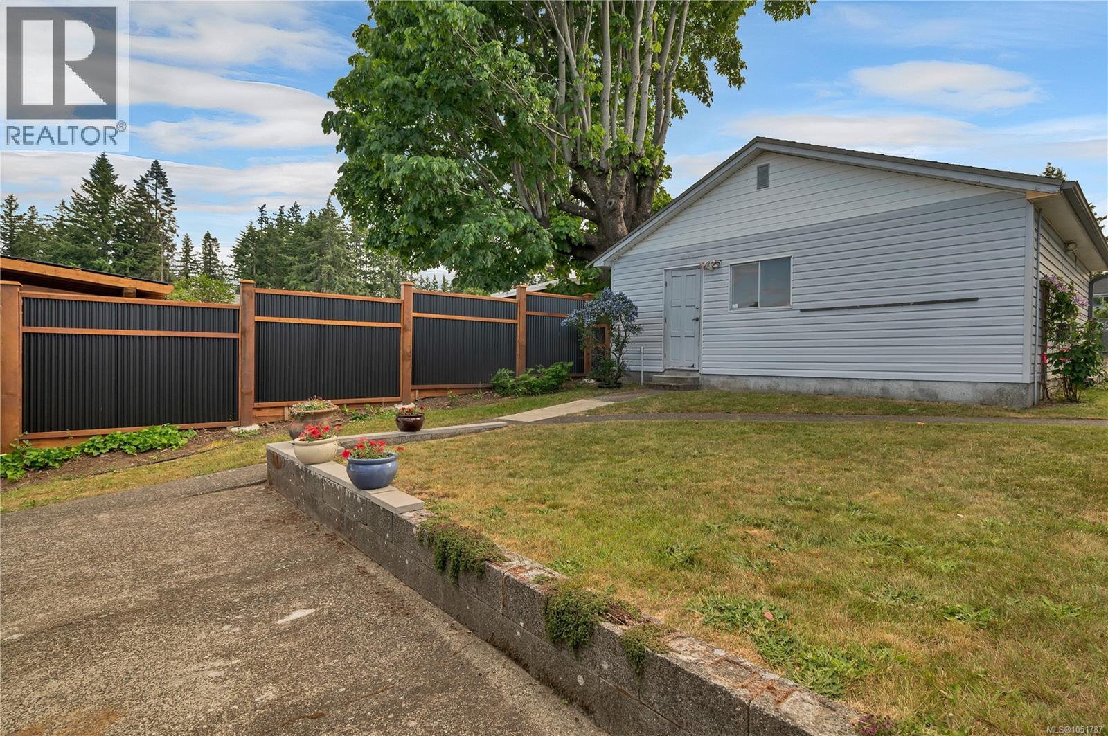 558 Alder St Property Photo 34