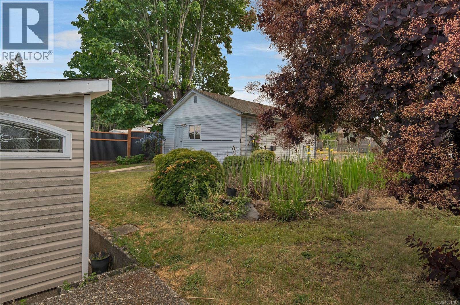558 Alder St Property Photo 39