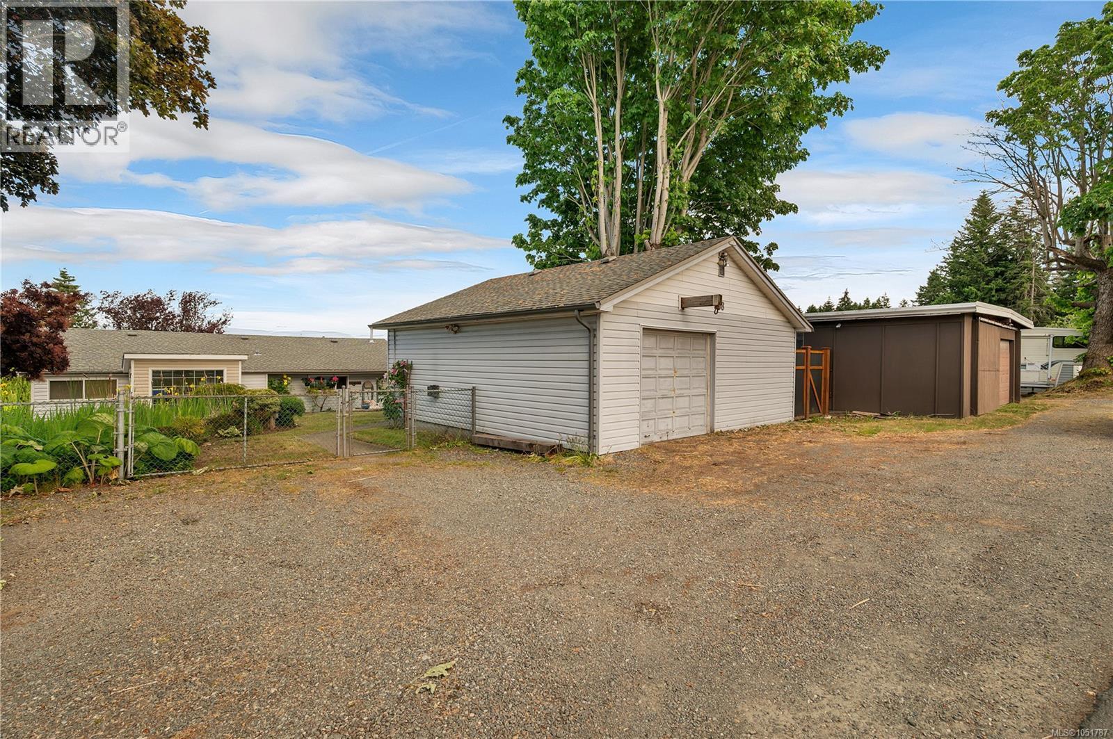 558 Alder St Property Photo 40