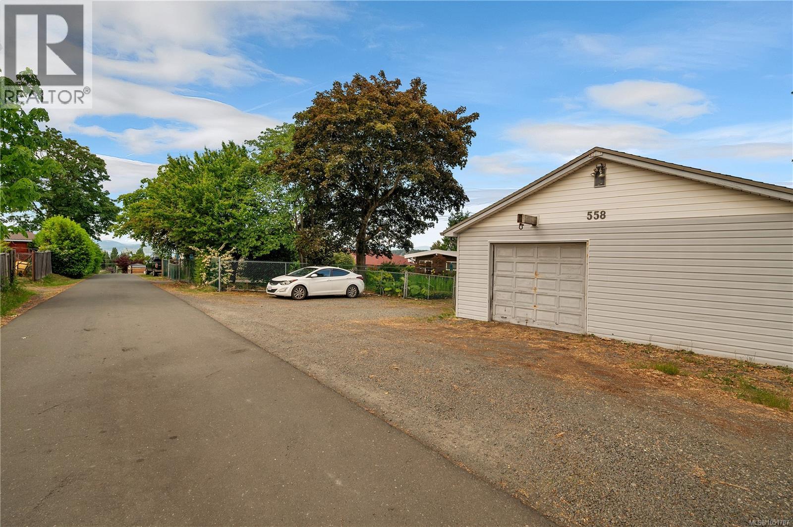 558 Alder St Property Photo 41