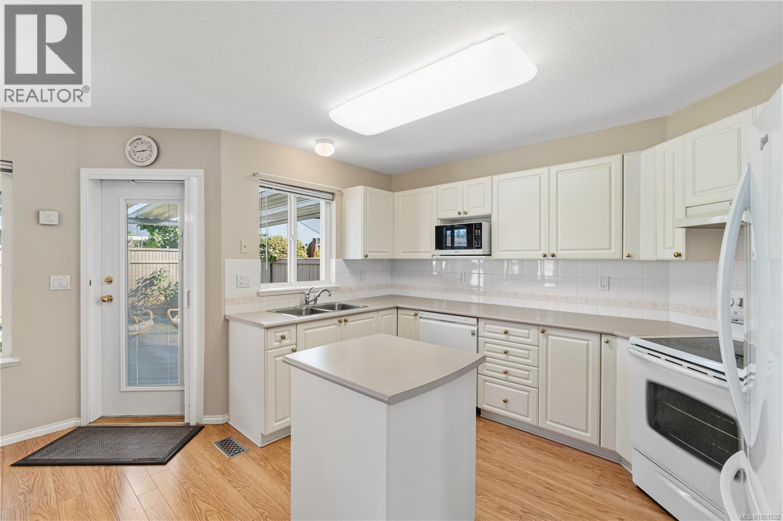 568 Hampstead St Property Photo 3