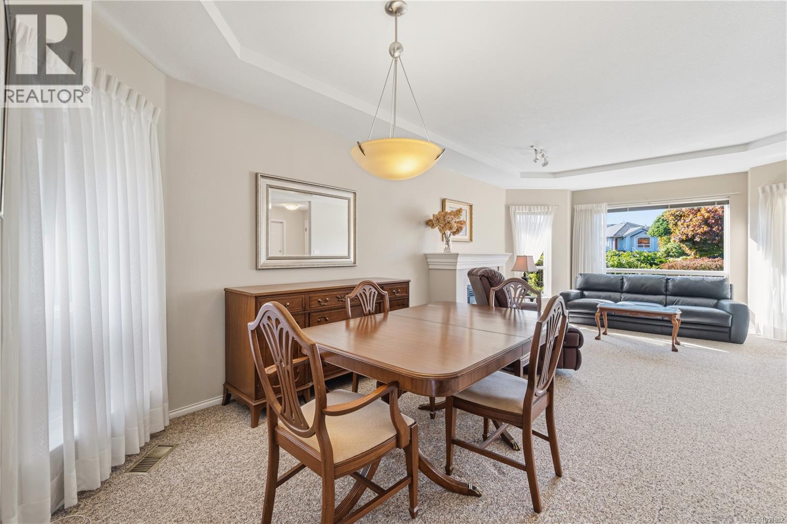 568 Hampstead St Property Photo 4