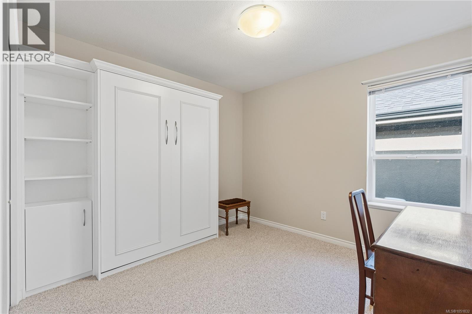 568 Hampstead St Property Photo 8