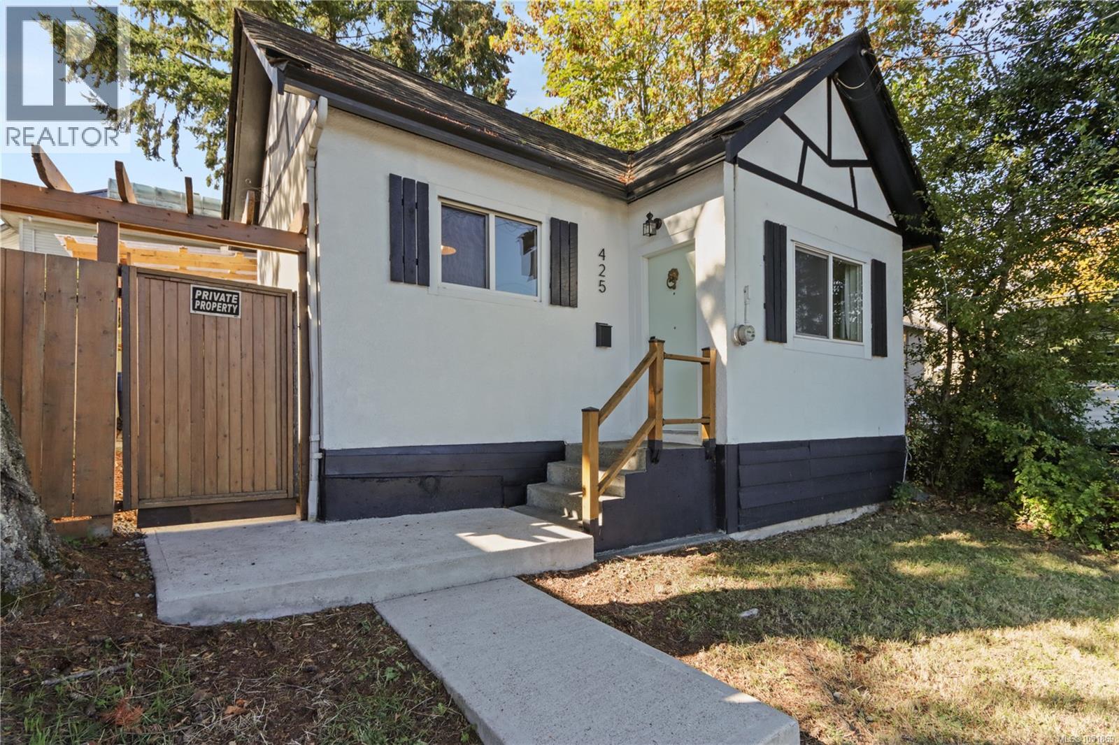 425 Stewart Ave Property Photo 1