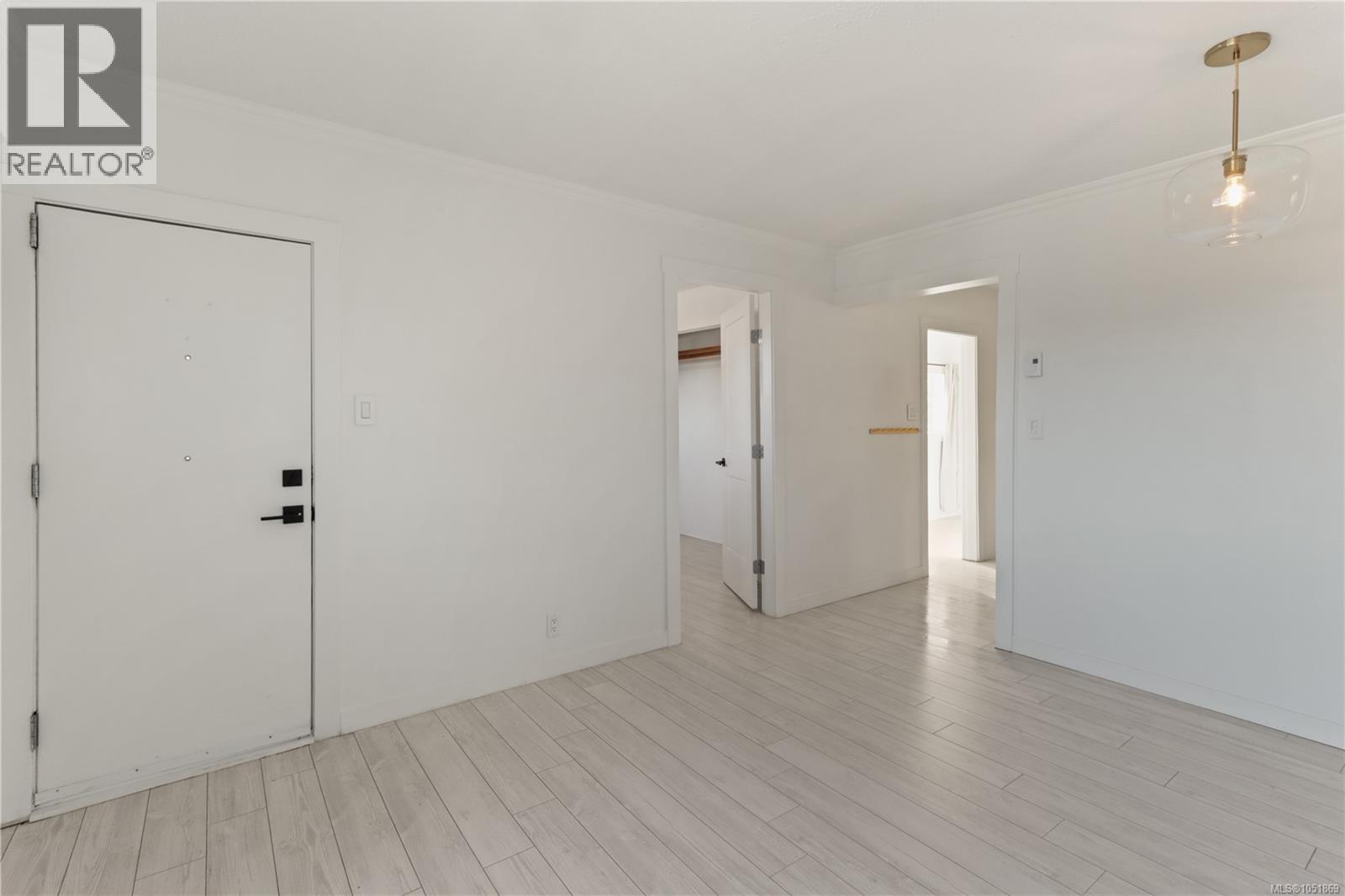 425 Stewart Ave Property Photo 5