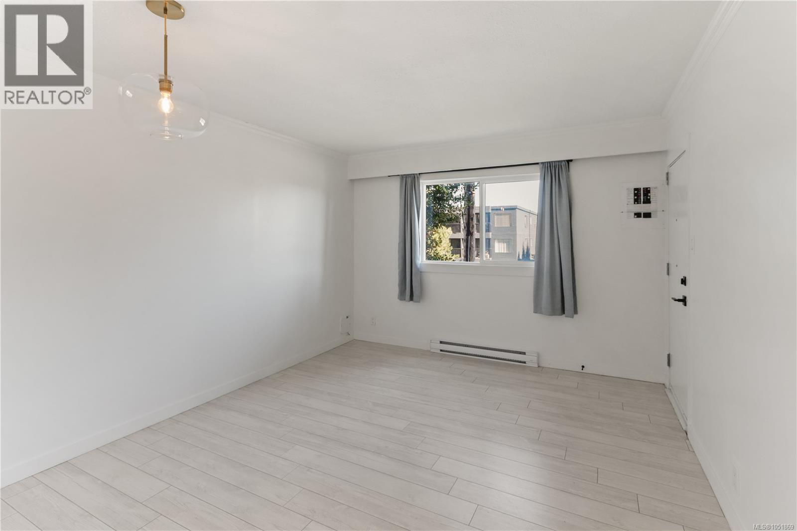 425 Stewart Ave Property Photo 8