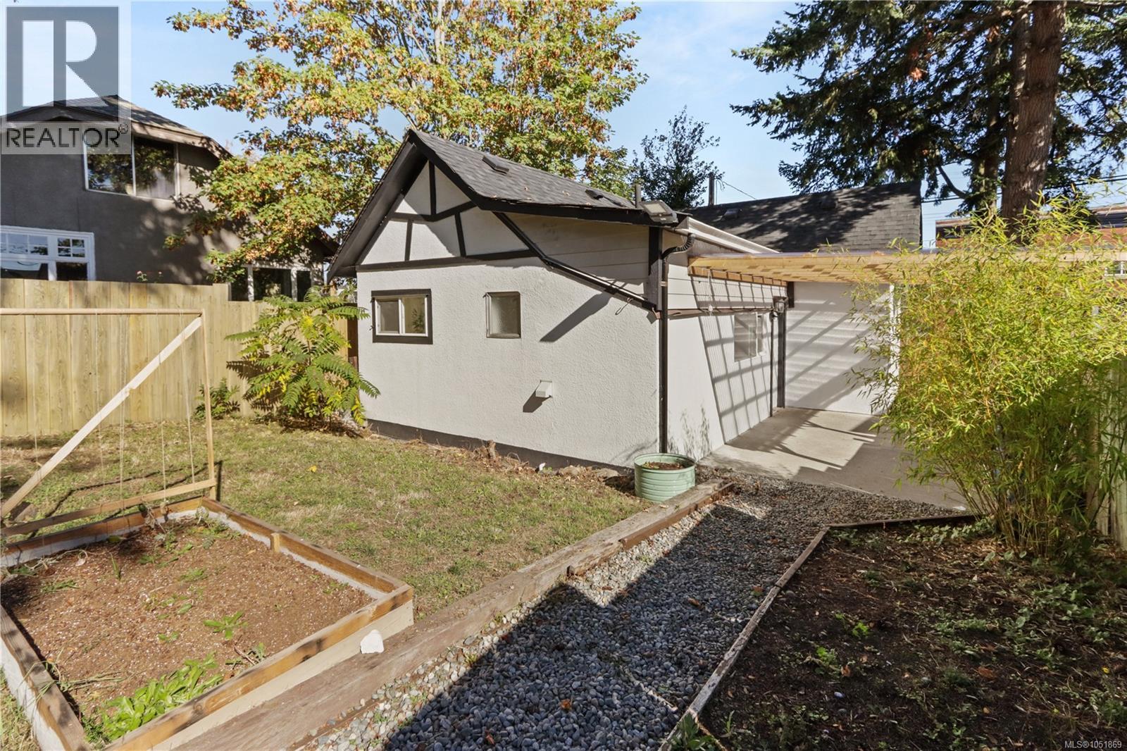 425 Stewart Ave Property Photo 35
