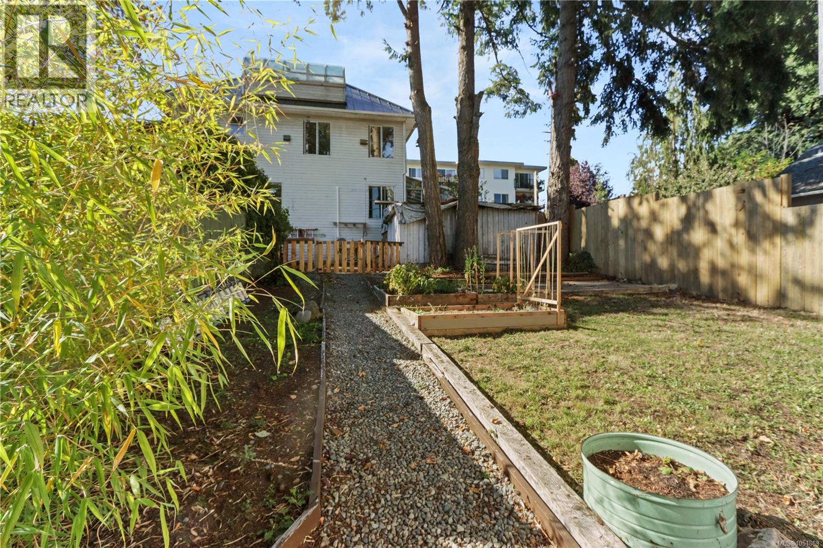 425 Stewart Ave Property Photo 37