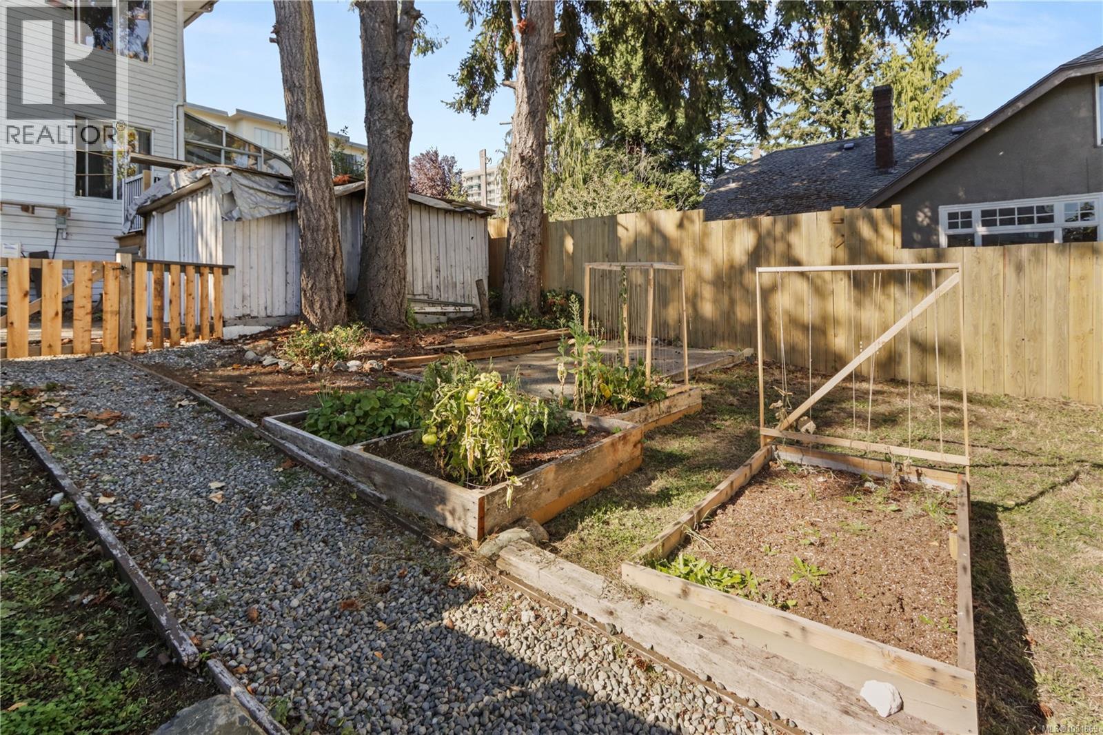 425 Stewart Ave Property Photo 38
