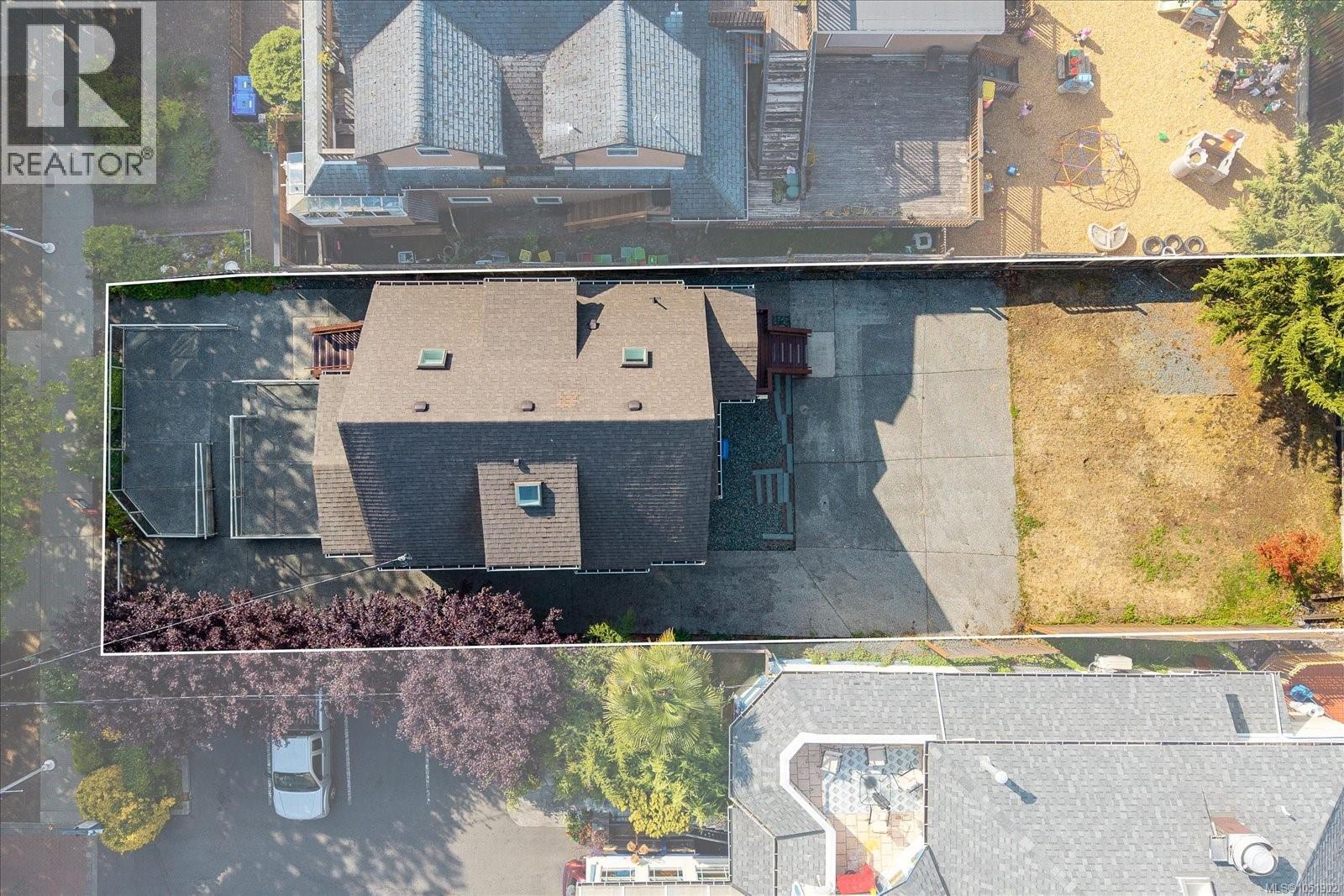351 Wesley St Property Photo 2