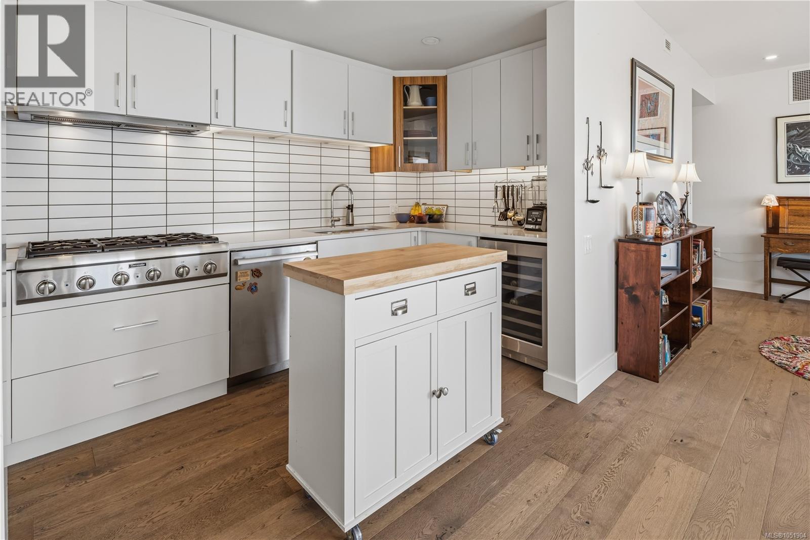 6 9667a First St Property Photo 10