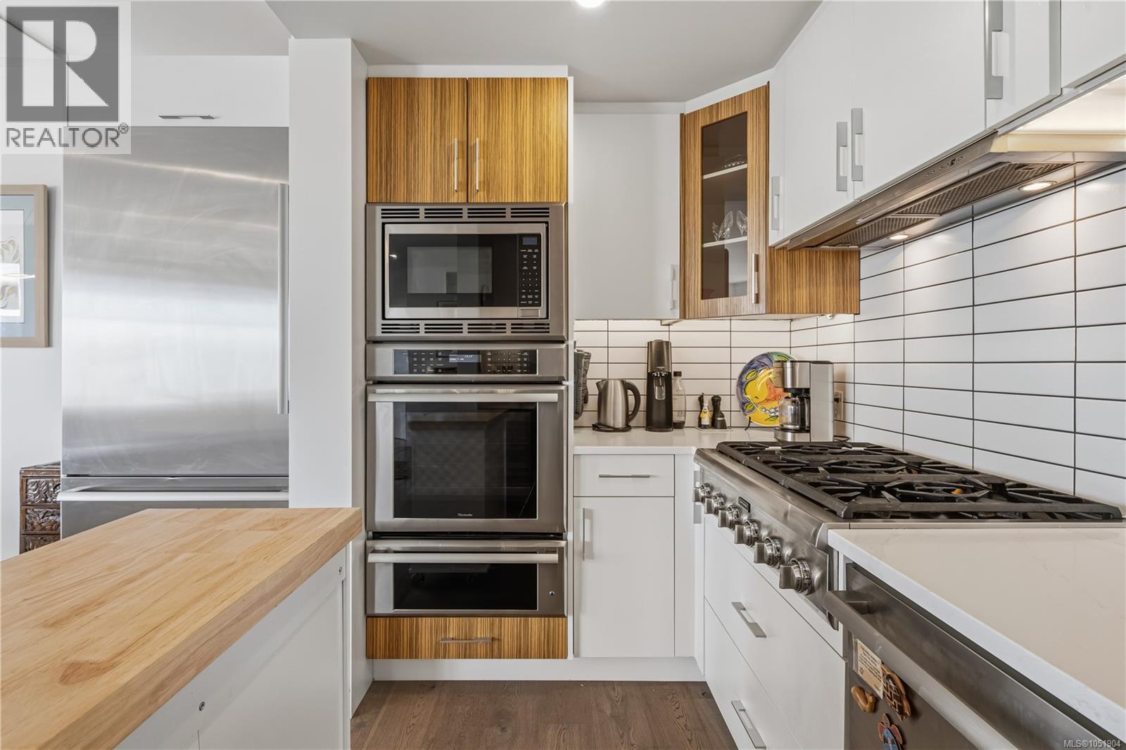 6 9667a First St Property Photo 11