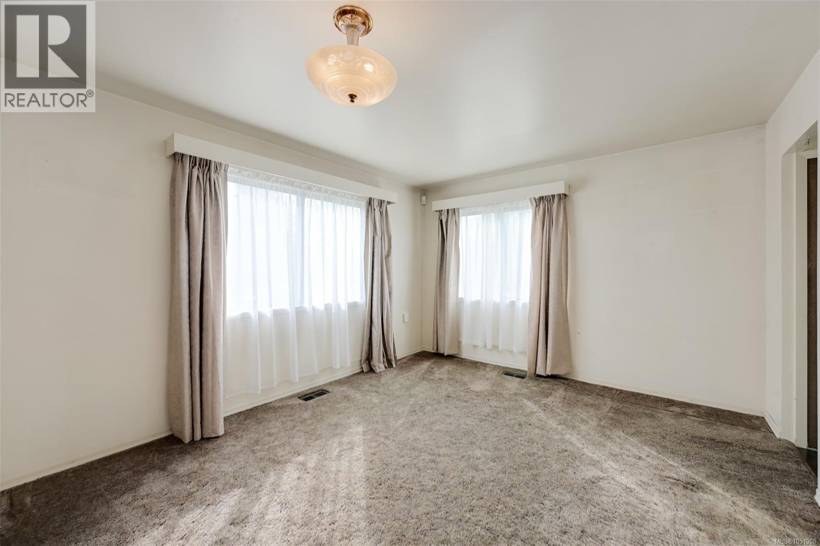 948 Dunsmuir Rd Property Photo 3