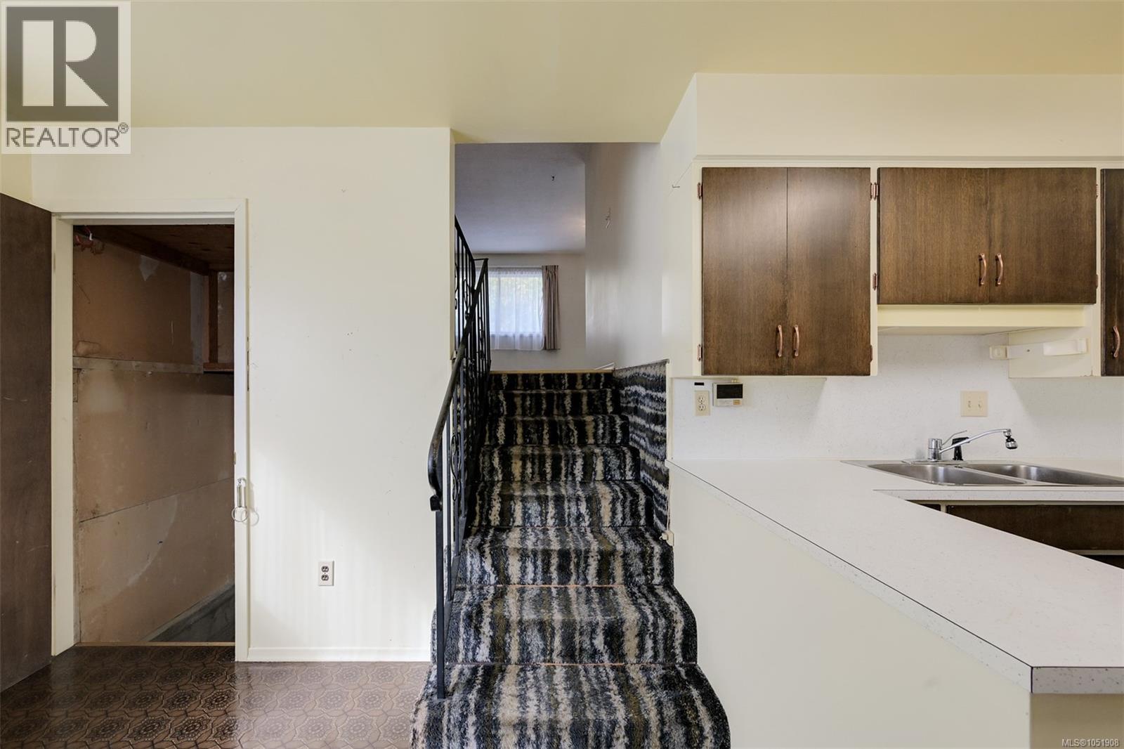 948 Dunsmuir Rd Property Photo 15
