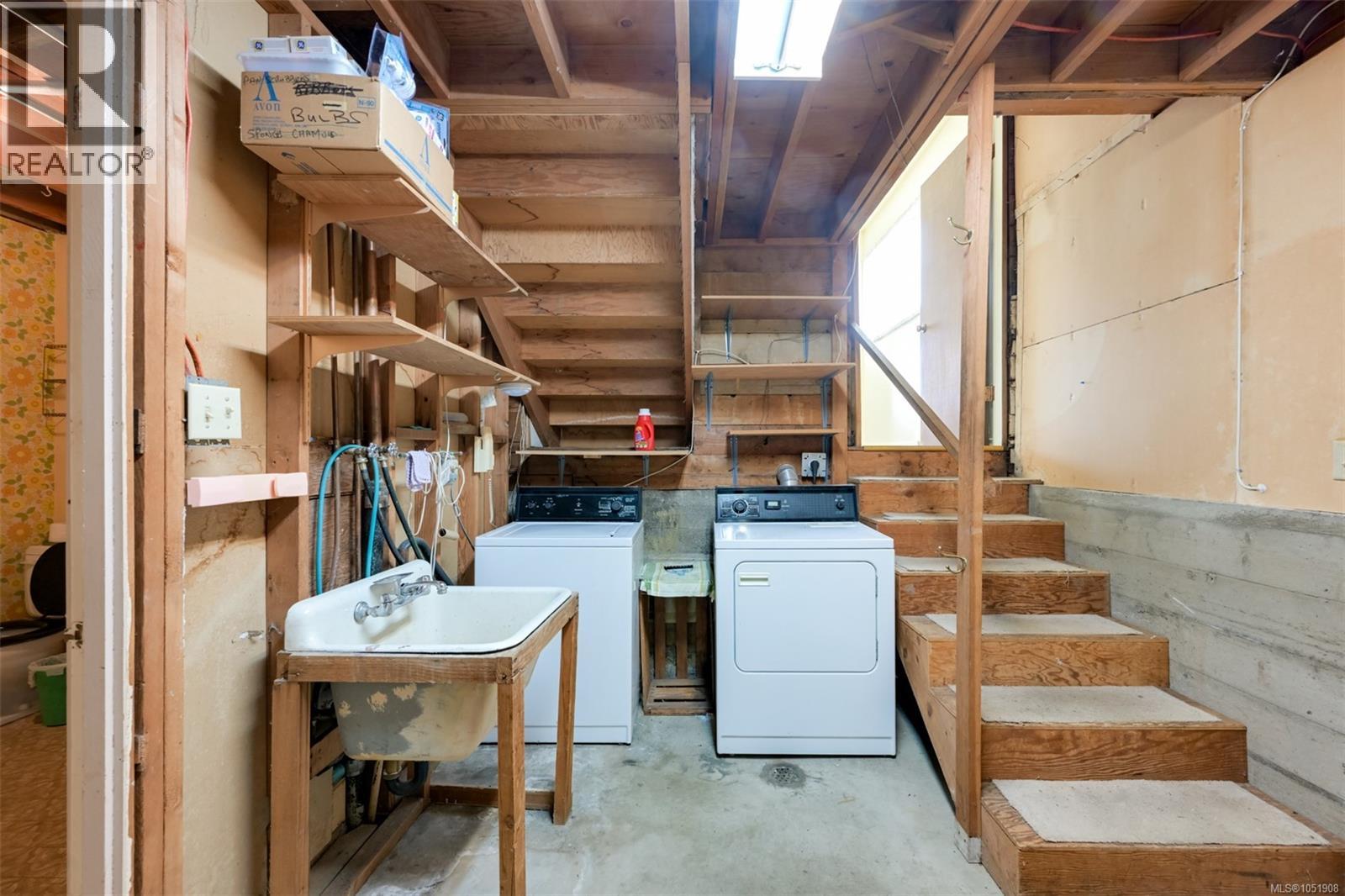 948 Dunsmuir Rd Property Photo 41