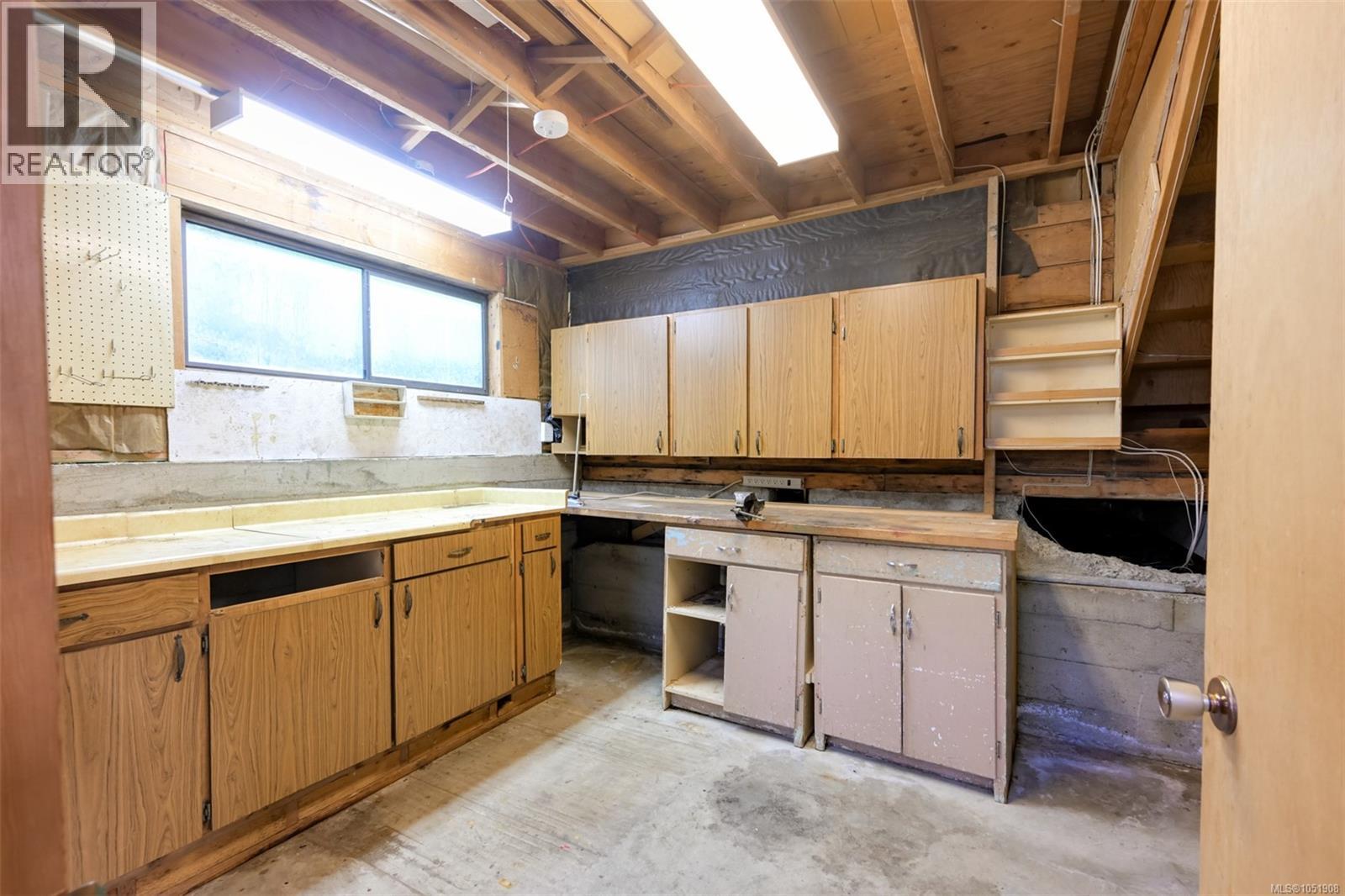 948 Dunsmuir Rd Property Photo 44