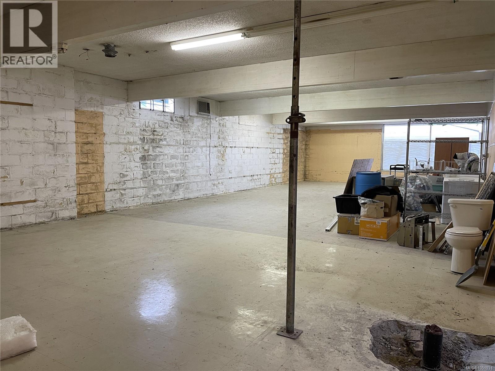 4562 Adelaide St Property Photo 4
