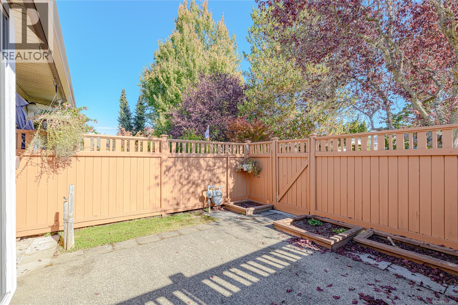 54 2070 Amelia Ave Property Photo 5