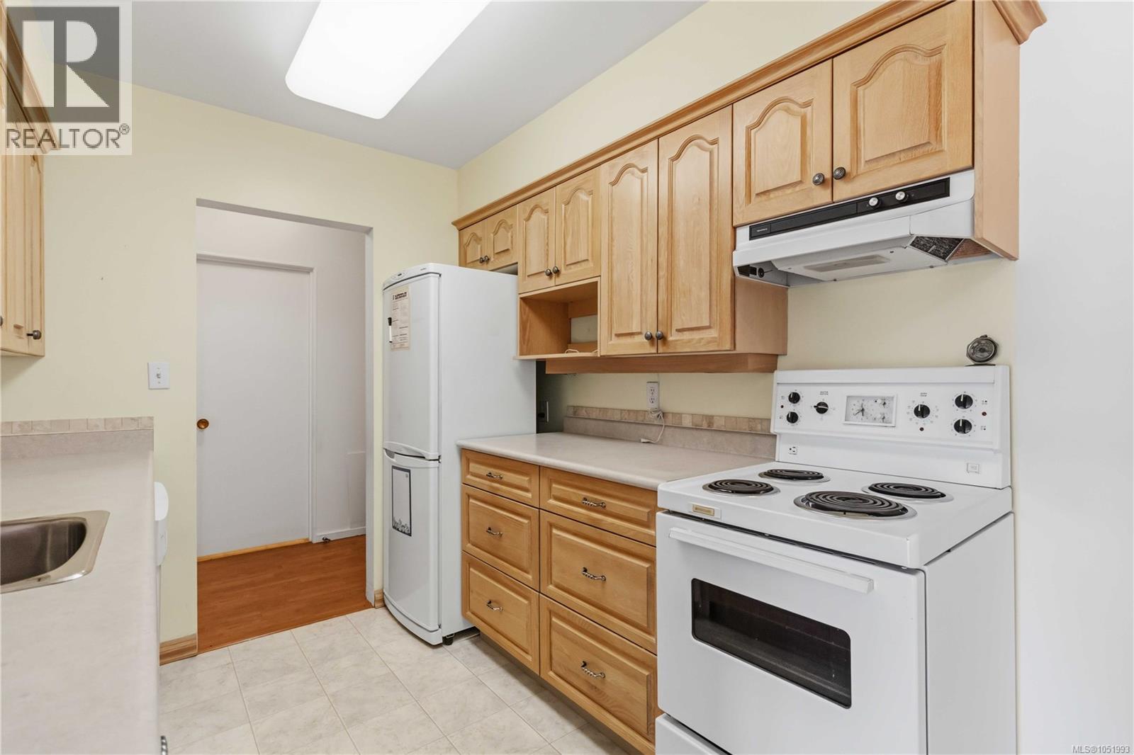 207 9560 Fifth St Property Photo 2