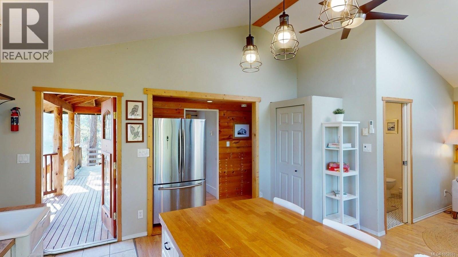 4318 Port Washington Rd Property Photo 6