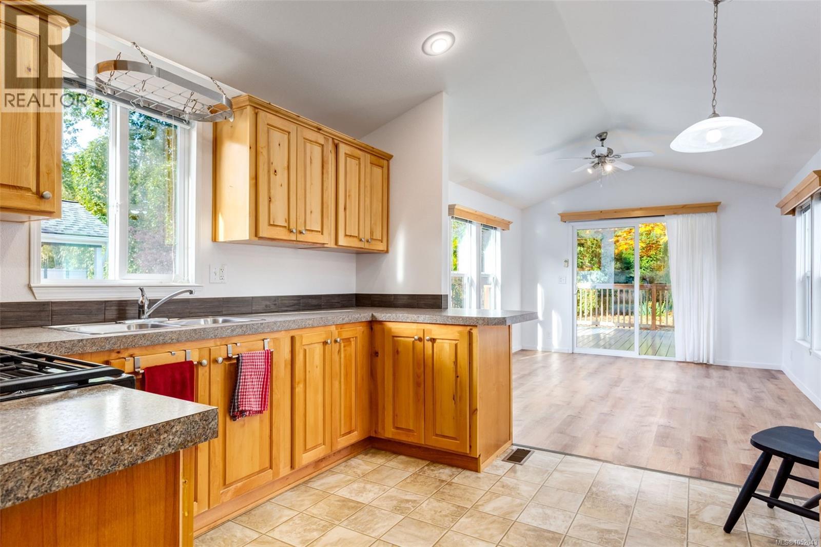 107 3042 River Rd Property Photo 8