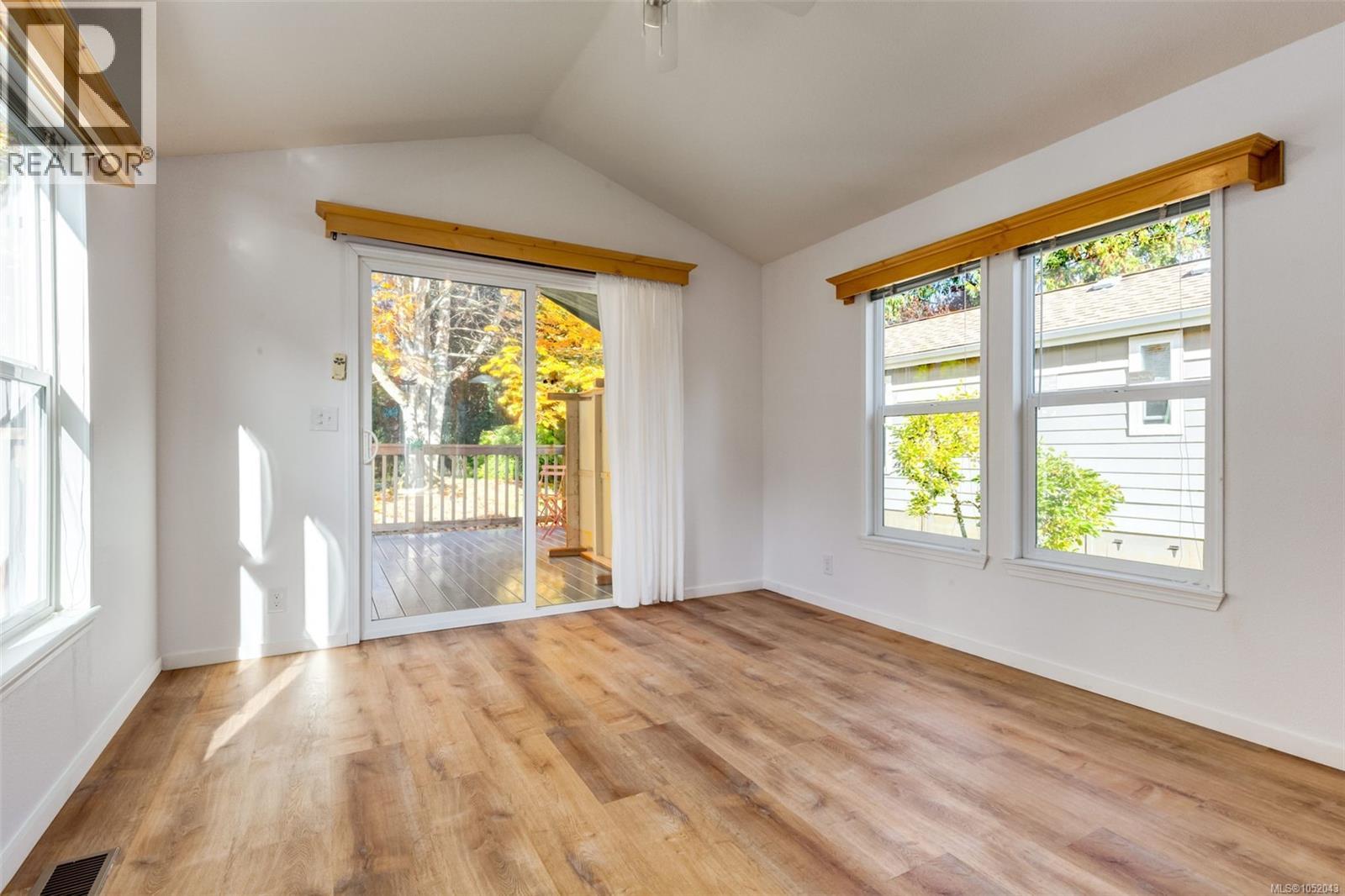 107 3042 River Rd Property Photo 13