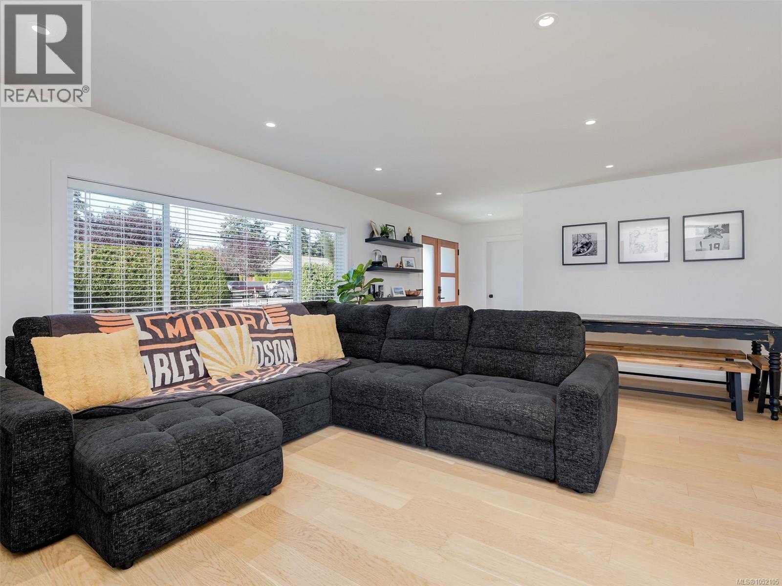 7949 East Saanich Rd Property Photo 4