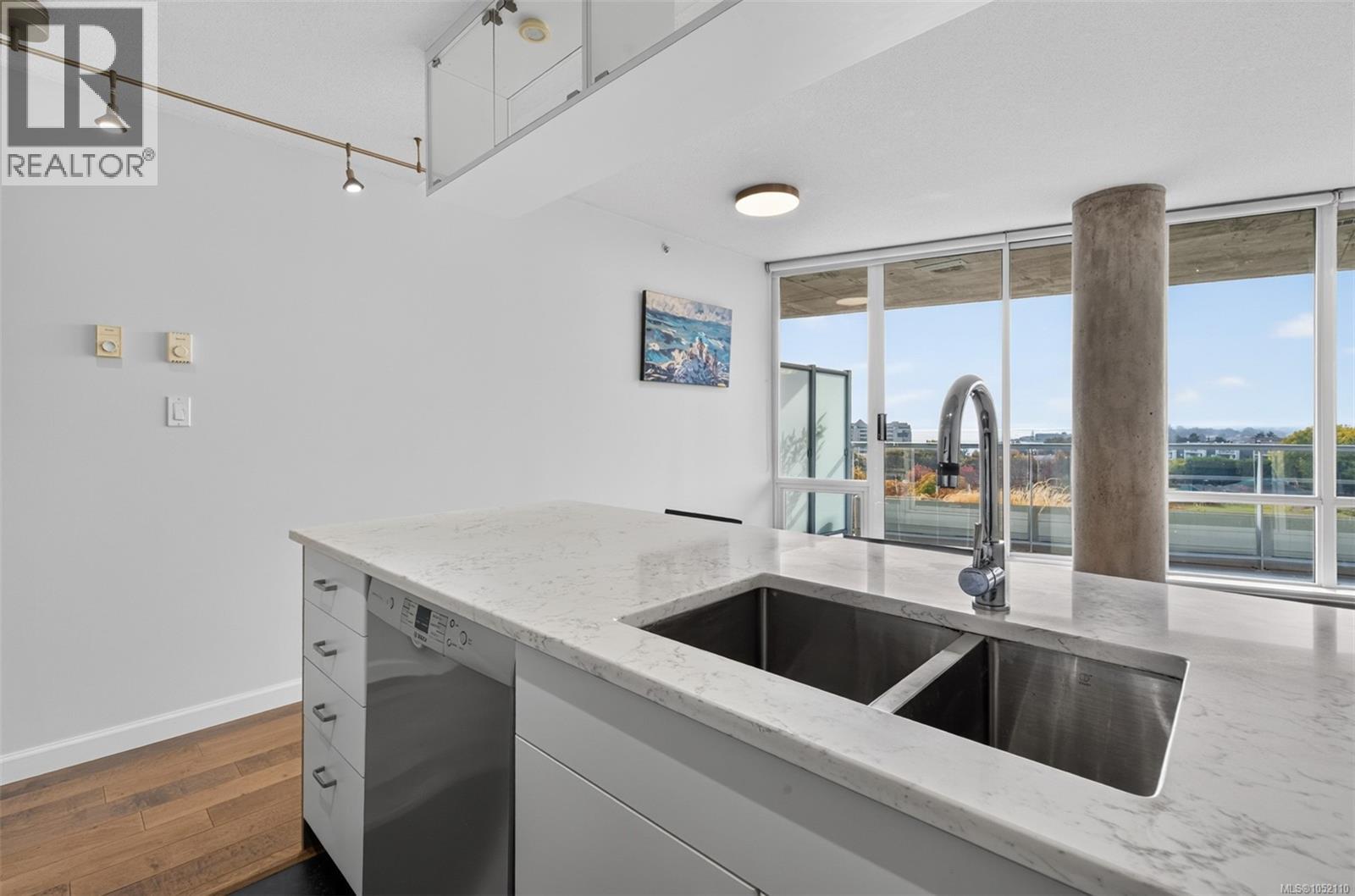 805 160 Wilson St Property Photo 24