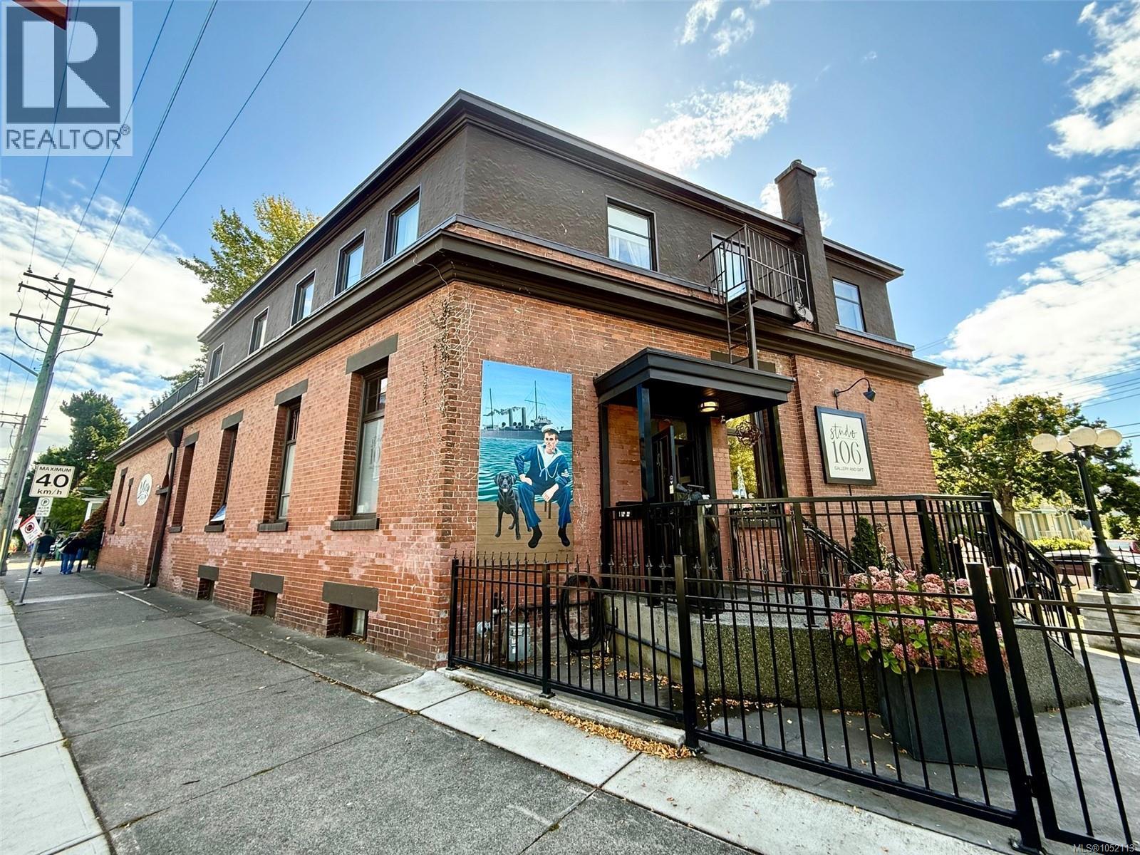 106 Superior St Property Photo 8
