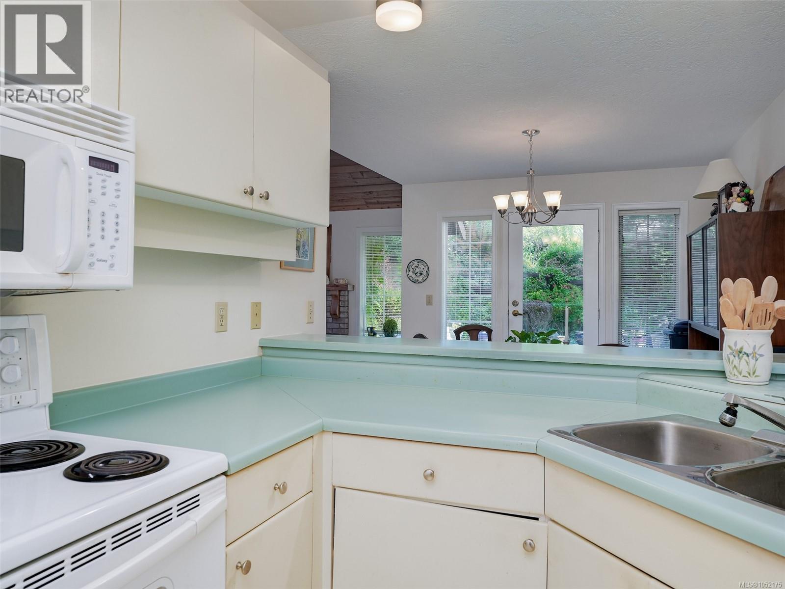 10 2566 Penrhyn St Property Photo 8